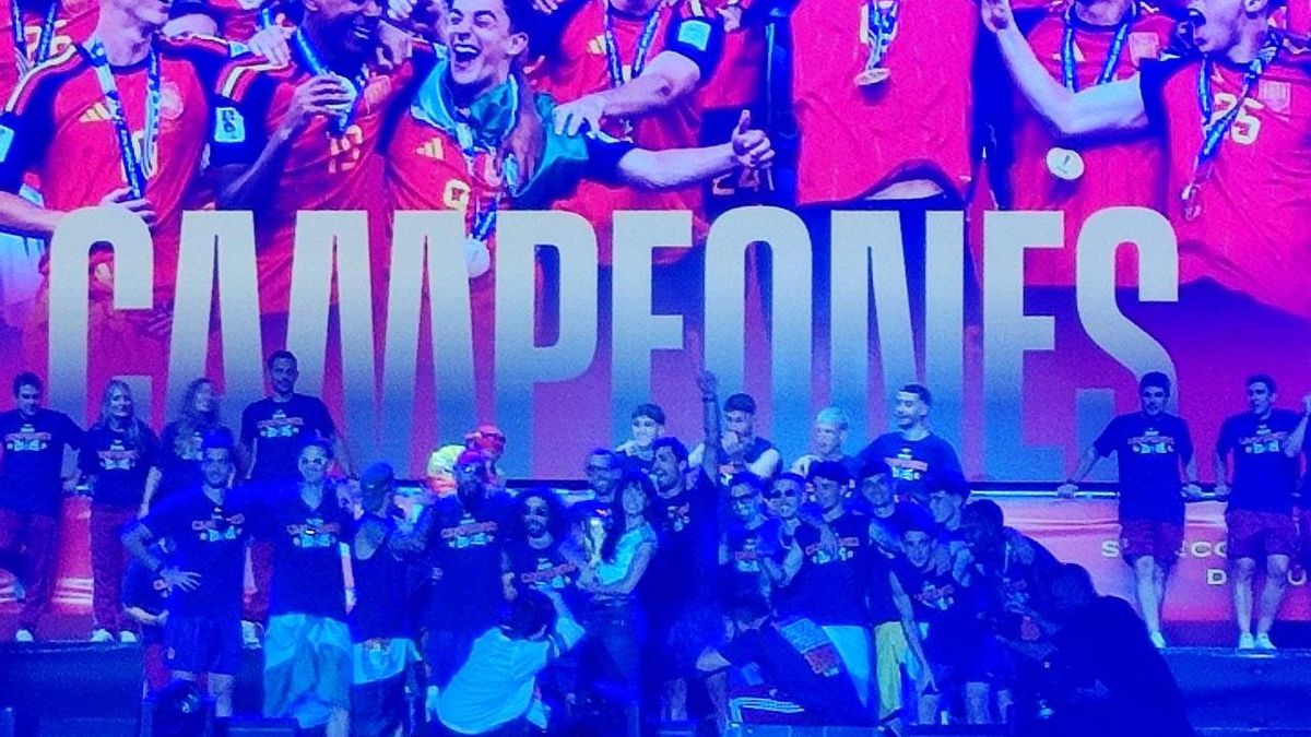 Los campeones entregan la Copa del Mundo a Aitana, después de interpretar su tema 'Superestrella'.