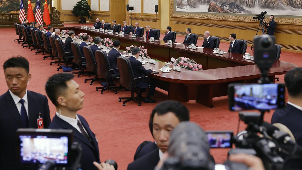 La mesa de autoridades de China y EEUU durante la visita de Trump al país asiático.