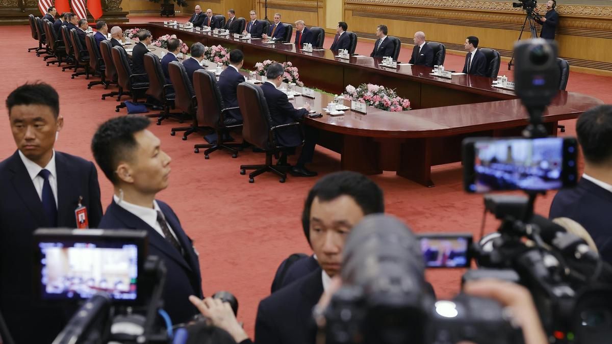 La mesa de autoridades de China y EEUU durante la visita de Trump al país asiático.
