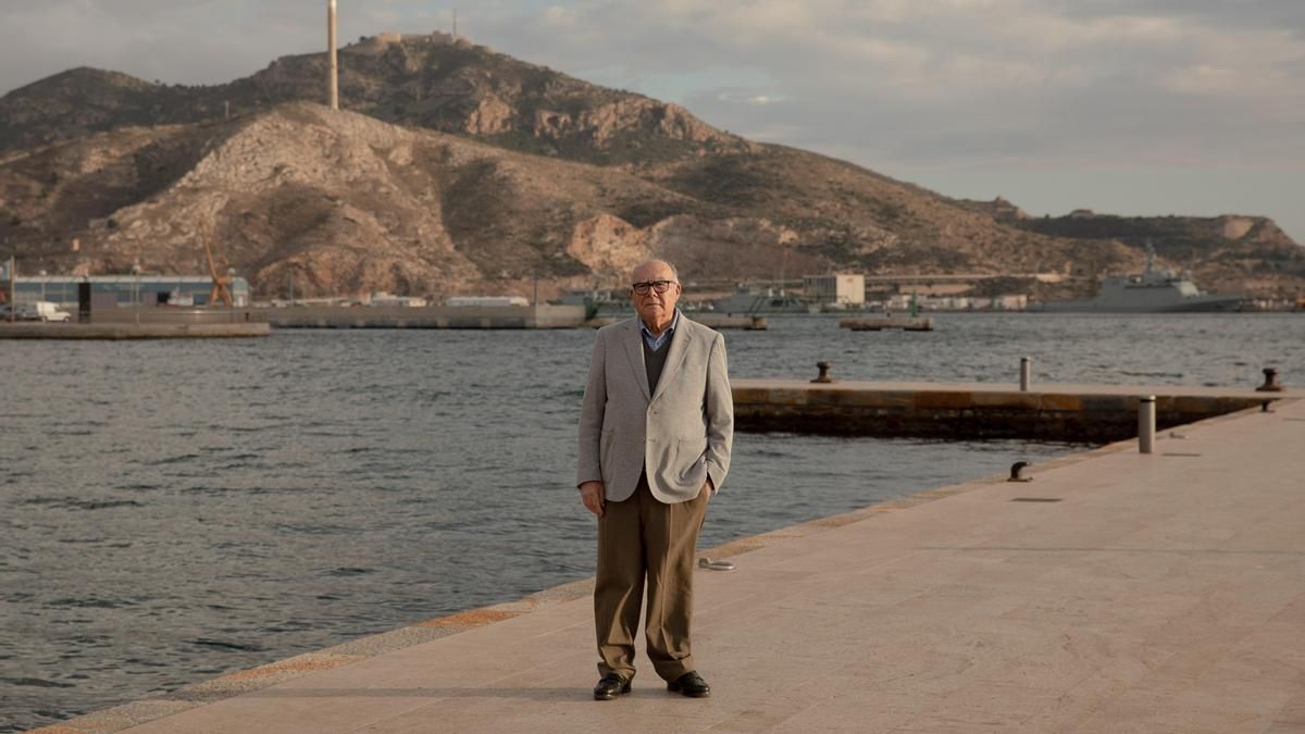 Bonifacio Caparrós, hijo de un teniente de navío republicano exiliado de Cartagena a Túnez en marzo de 1939, posa en el puerto en el que embarcó su padre, que murió en el exilio en 1955 sin regresar a España.