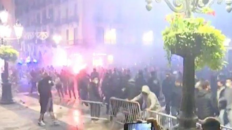 Disturbios y enfrentamientos entre contrarios a las restricciones para la Covid y los Mossos en Barcelona