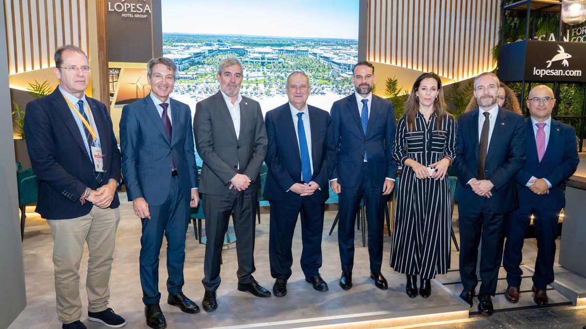 El Ministro de Turismo, Jordi Hereu, junto al presidente de Canarias, Fernando Clavijo, y la consejera de Turismo del Gobierno canario, Jéssica de León y el director general de Lopesan, José Alba.