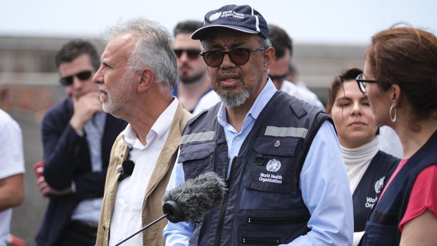 El director general de la Organización Mundial de la Salud (OMS), Tedros Adhanom Ghebreyesu (c), informa sobre el proceso de desembarco de los pasajeros del crucero MV Hondius en el puerto de Granadilla de Abona (Tenerife), acompañado por los ministros españoles de Sanidad, Mónica García (d), y Política Territorial, Ángel Víctor Torres (i).