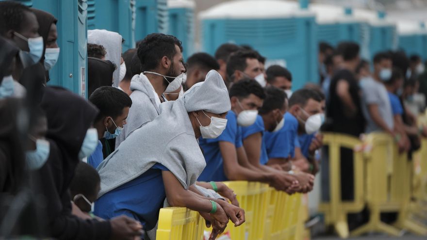 Un grupo de migrantes permanece en el muelle de Arguineguín, al sur de Gran Canaria