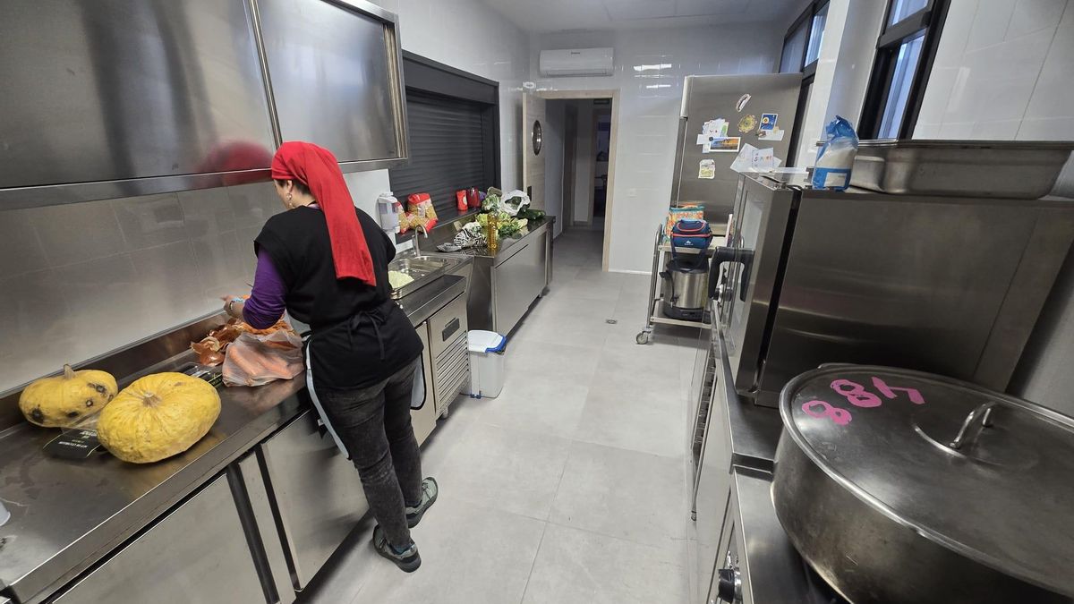 Las familias han preparado la comida en la cocina del centro