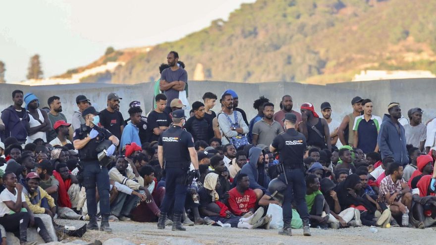 Personas migrantes este martes, en la playa ‘El Trampolín’ de Ceuta.