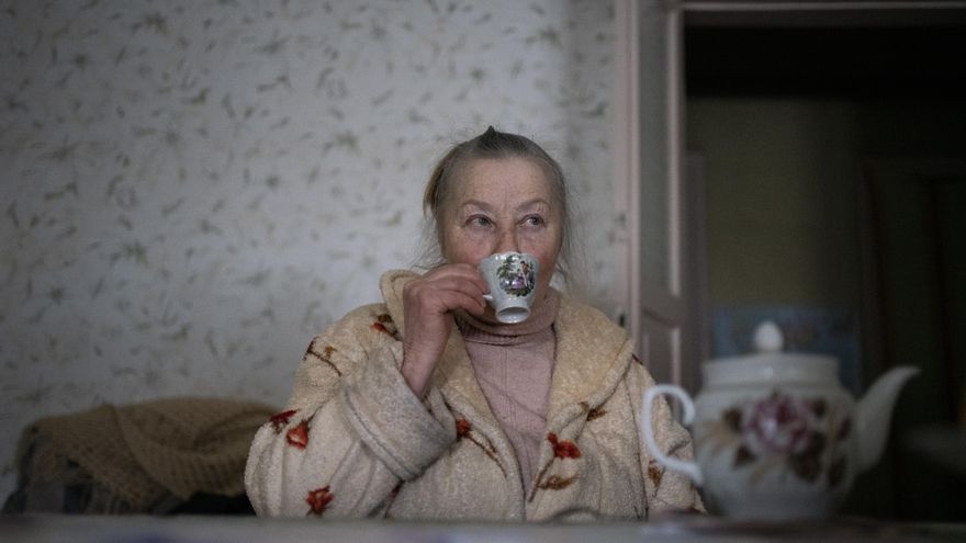 Desfile de blindados, la tienda de Vardan y un té entre las bombas: una mañana en la calle que lleva al frente de Bajmut