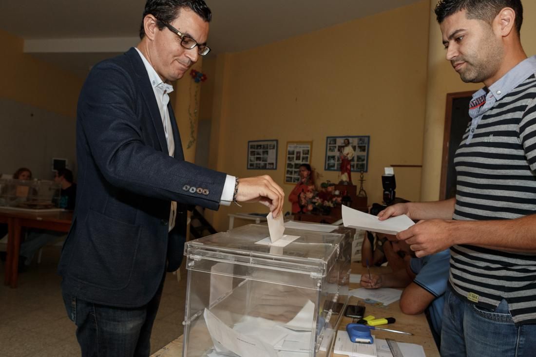 Pablo Rodríguez (CC) ejerce su derecho a voto. (Alejandro Ramos)