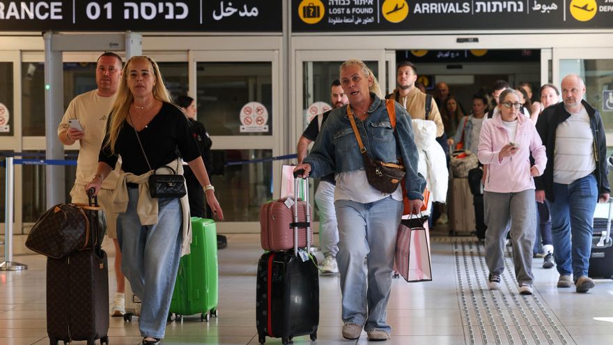 Pasajeros salen de la terminal de llegadas en el Aeropuerto Internacional Ben Gurion, cerca de Tel Aviv, Israel, tras ser repatriados, el pasado 05 de marzo de 2026