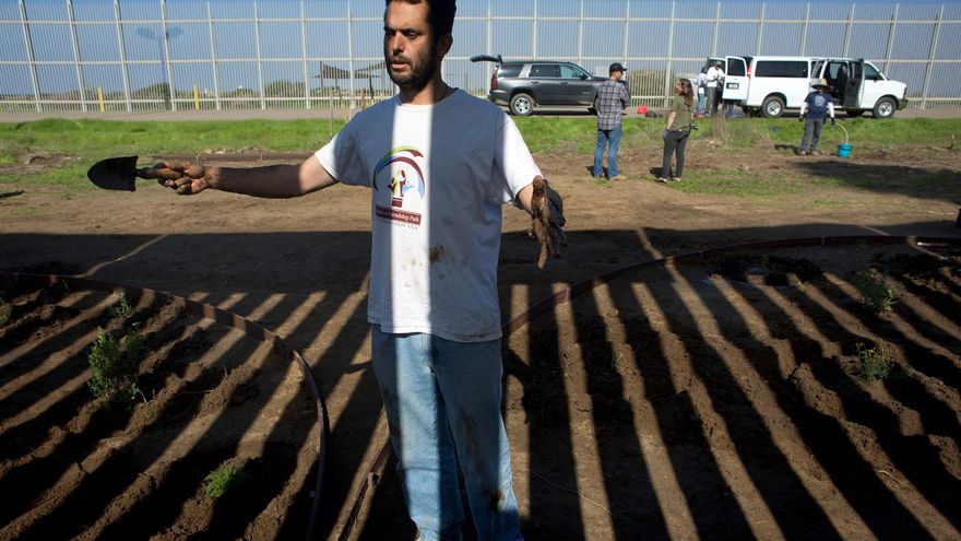 Daniel Watman explicando en 2020 cómo restaurar el Jardín Binacional del Parque de la Amistad, en San Diego (California).