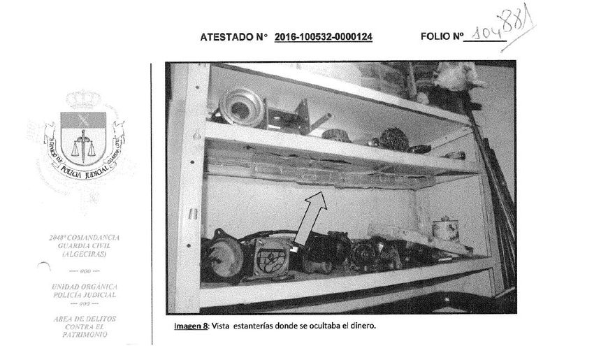 Vista de las estanterías donde se ocultaba el dinero