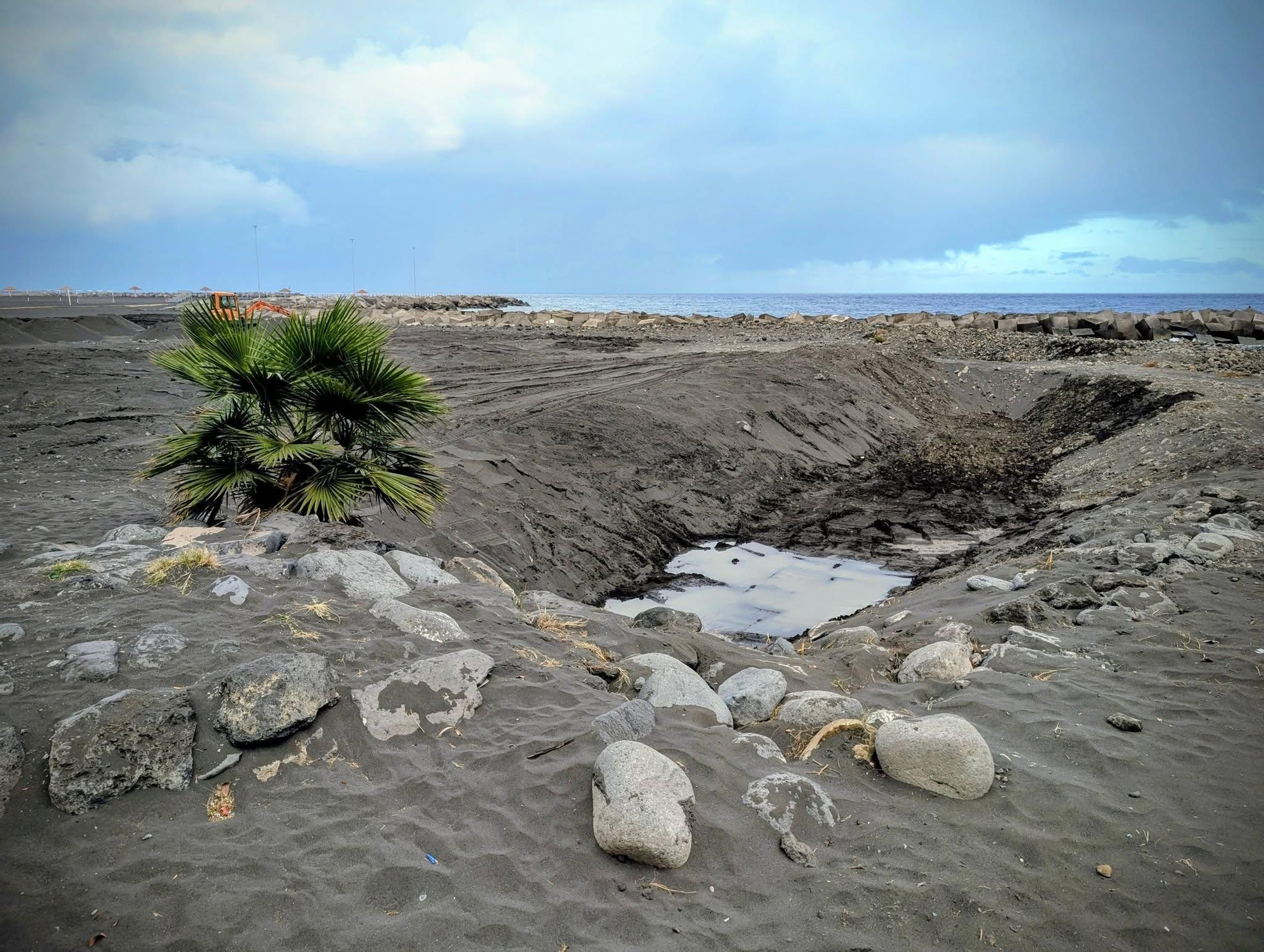 La desembocadUra del barranco de La Zamora tras la limpieza de maleza y  retirada  de arena.