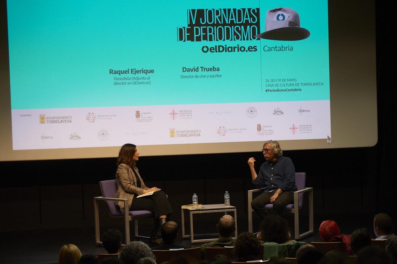 Vista general de la charla entre Ejerique y Trueba.