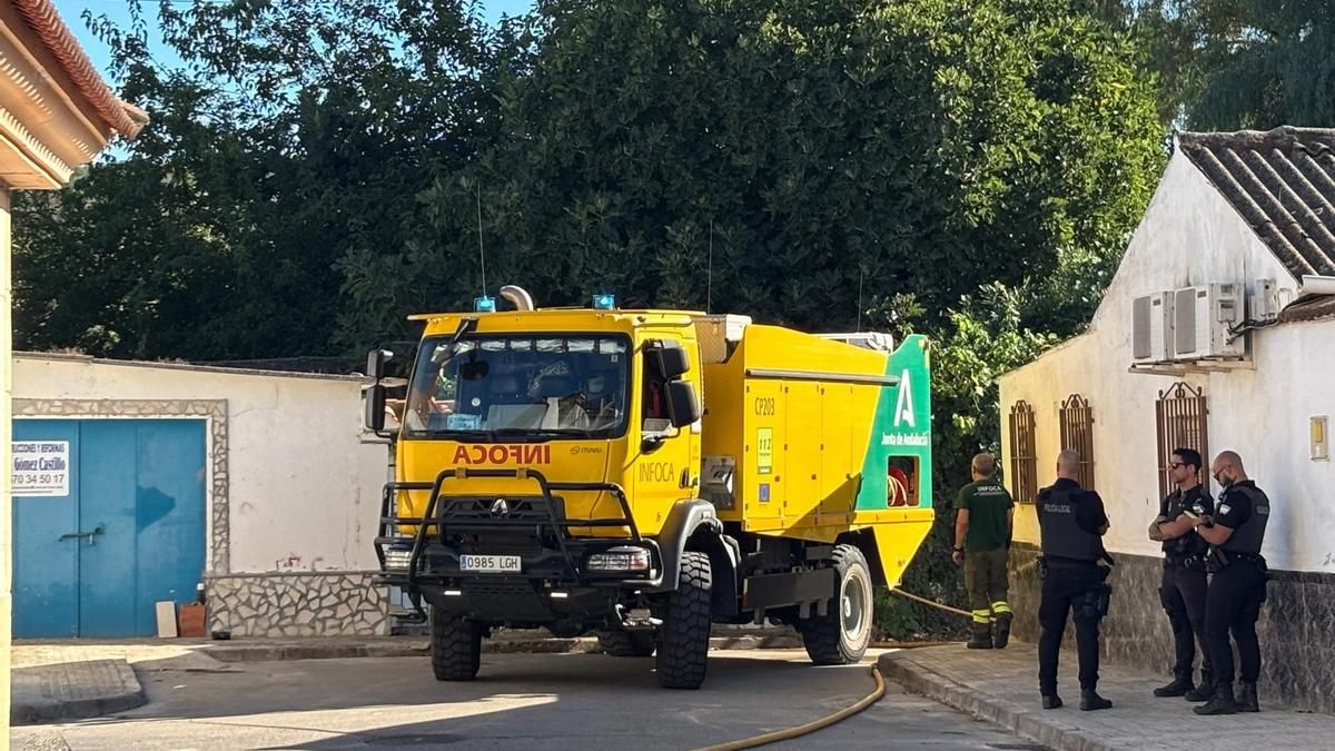 El Infoca actúa en un incendio junto al arroyo Guadalbarbo en Alcolea