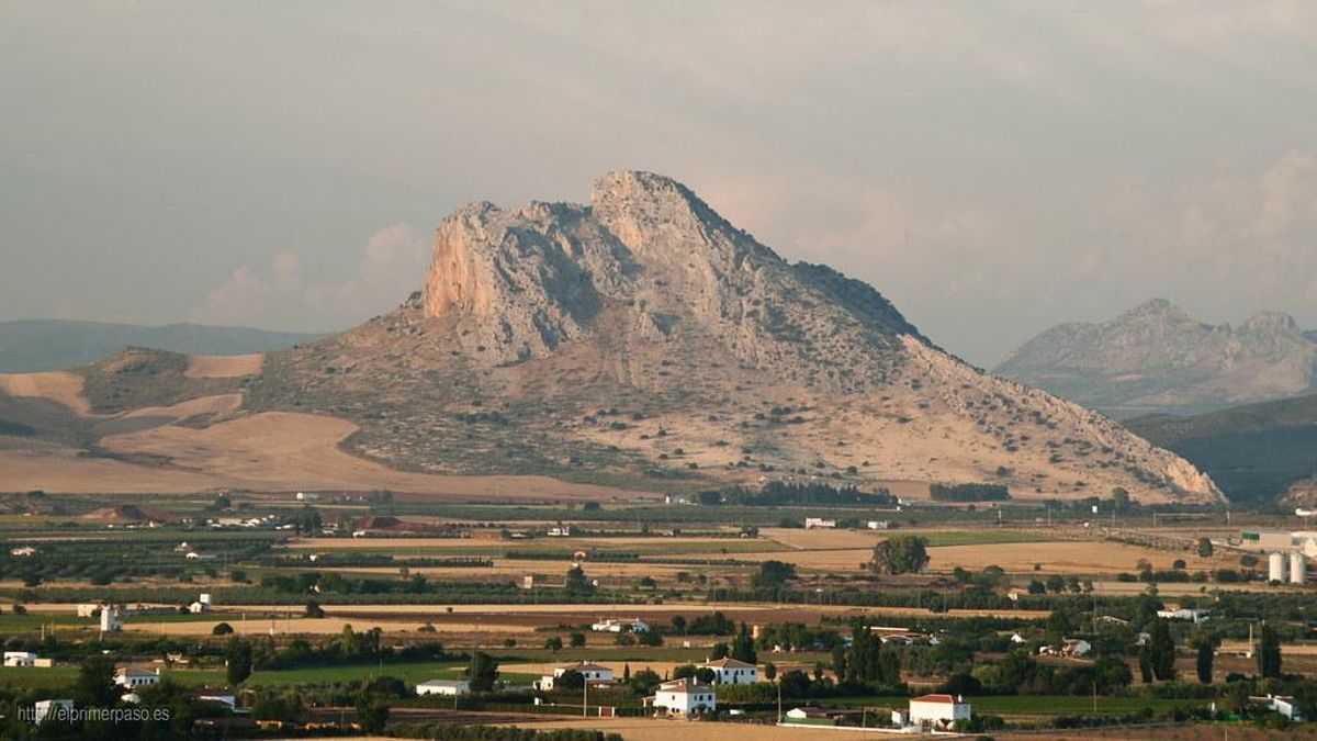 La Peña de los Enamorados son los dólmenes andaluces: el misterio del monumento prehistórico orientado hacia una montaña