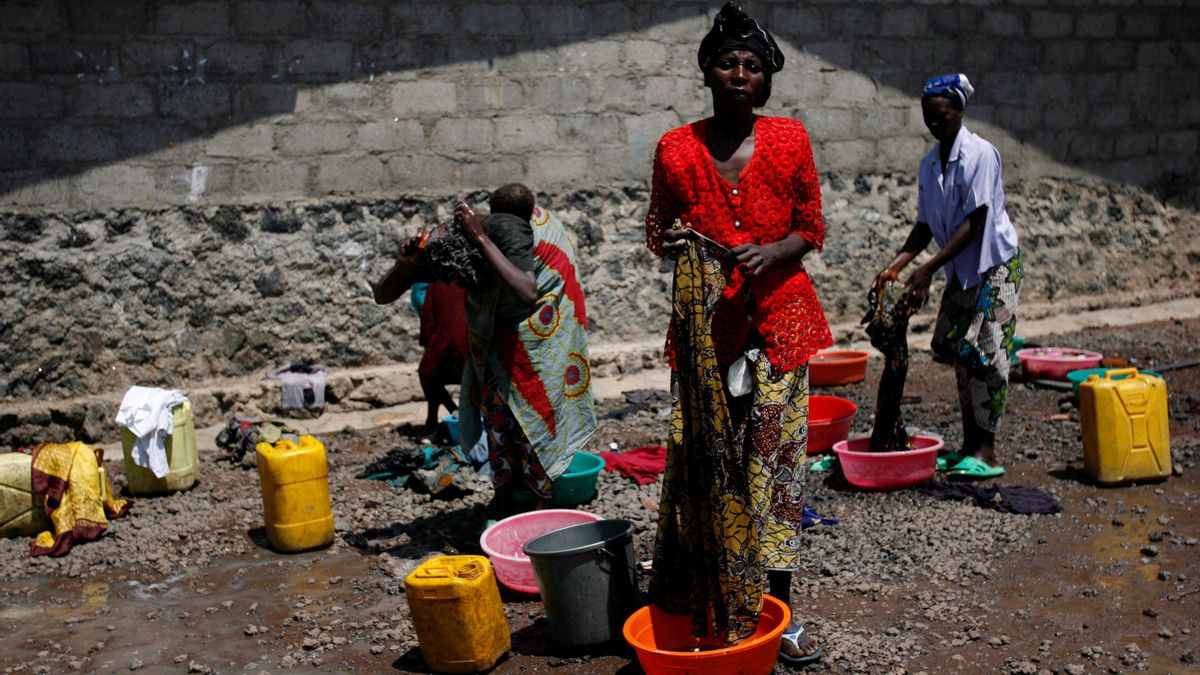 Imagen de archivo de un grupo de congoleños desplazados en el asentamiento Don Bosco, en Goma, la capital de Congo. EFE/Stephen Morrison