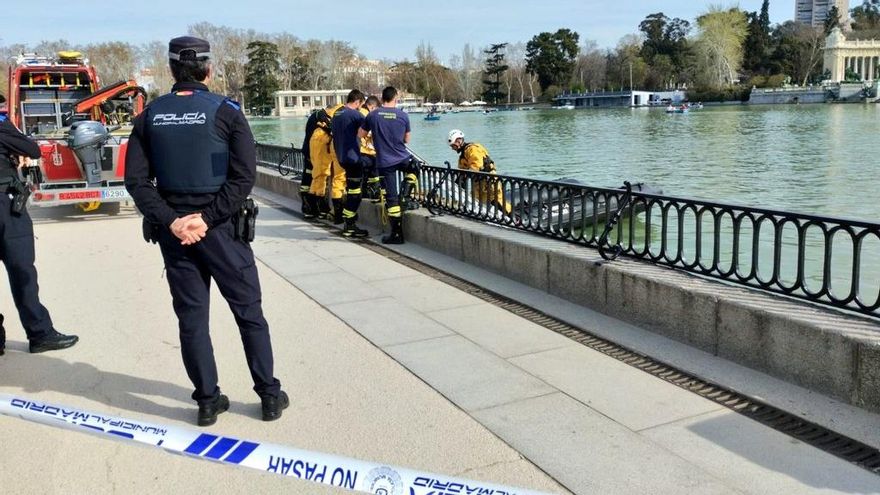 El Ayuntamiento de Madrid disfrazó de "simulacro" un despliegue de Bomberos en Retiro para rescatar un trofeo de rugby