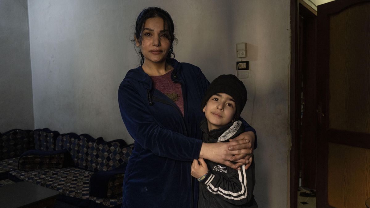 Fátima Ahmed, de 43 años, y su hijo Ahmed, de 10, posan juntos en su casa en Sheij Maqsoud. Ella es profesora de kurdo y pide que su lengua sea respetada por las autoridades sirias.