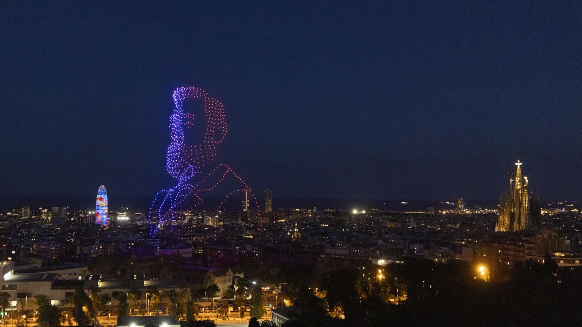 Un gran espectáculo de luz en homenaje a Antonio Gaudí tras la misa y la bendición de la Torre de Jesús celebrada por el papa León XIV en la Sagrada Familia, este miércoles en Barcelona dentro de la visita oficial del Papa a España. EFE/Marta Pérez