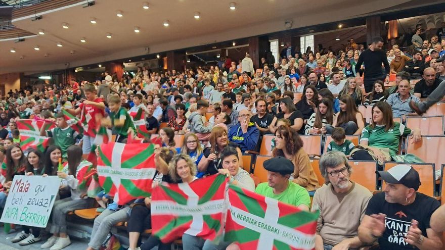 En las gradas del primer choque Euskadi-España de Jai Alai: “Todas las jugadoras son de aquí y merecen ser animadas”