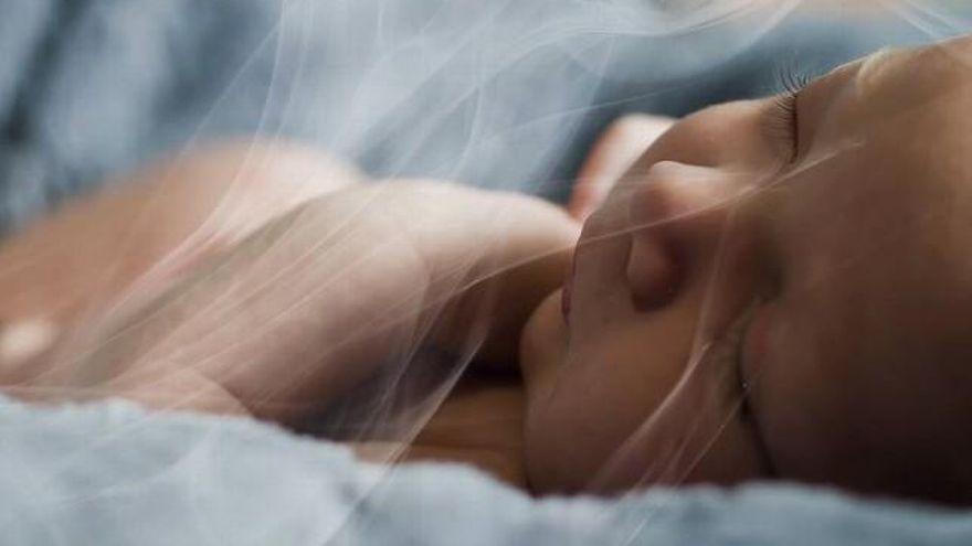 Un bebé rodeado de humo de tabaco. // Carlo Navarro / Pascal Meier / Unsplash