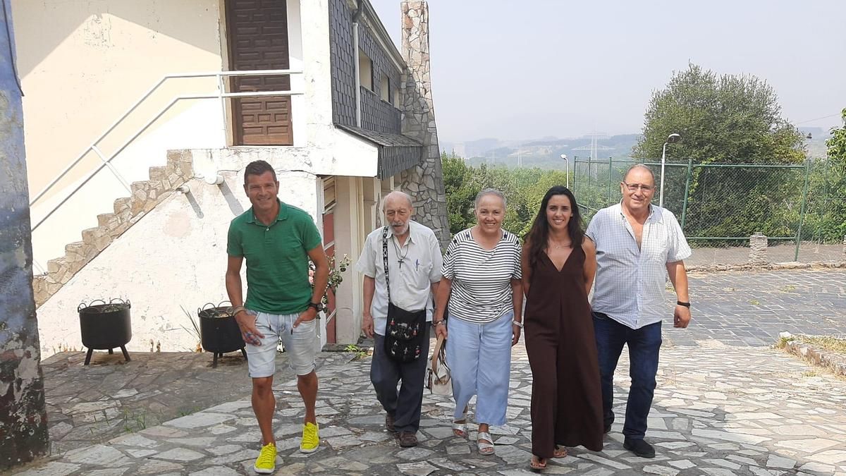De izquierda a derecha, Diego Alonso, Isaac Núñez, Lucía Lordén, Tania Paz y José Heras González 'Pepín', en el centro terapéutico de Proyecto Hombre en Santibáñez del Toral.