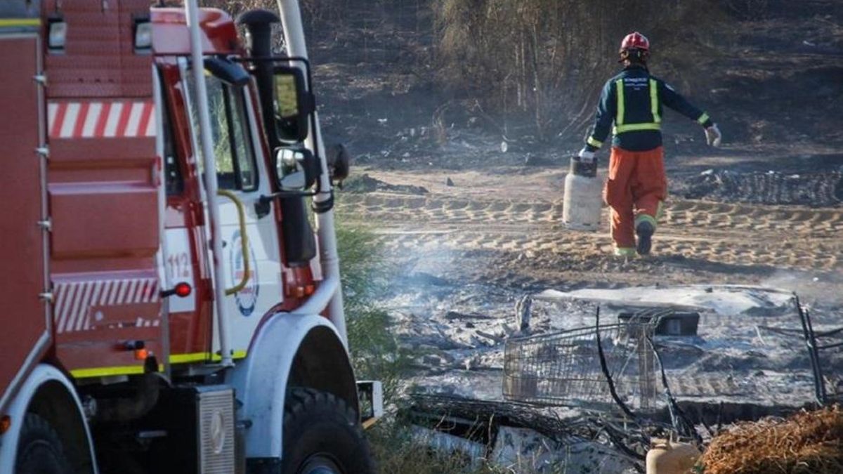 Archivo - AMP.- Un incendio en un asentamiento de Palos deja dos heridos y calcina el 60% de las chabolas