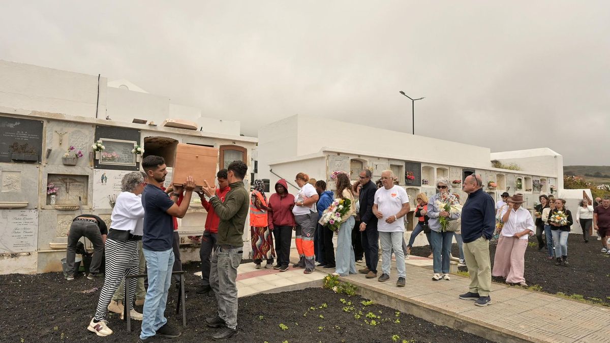 Entierro de una niña en El Hierro, acompañada de su madre y hermana, que también viajan en la embarcación y sobrevivieron a la tragedia. EFE/ Gelmert Finol