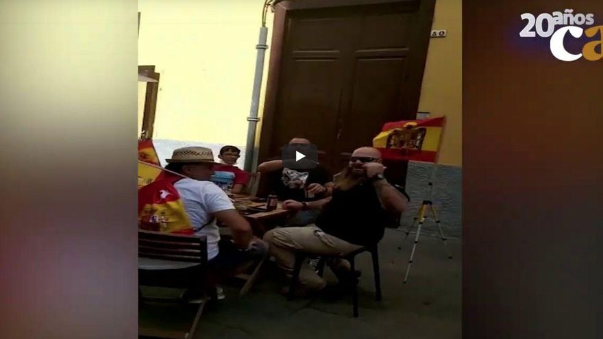 Amenazas e intento de agresión a un joven que grabó a un grupo con una bandera franquista en pleno centro de La Laguna