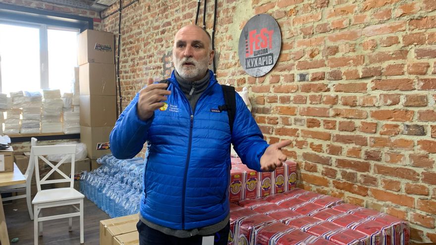 El chef español José Andrés en un espacio situado en la ciudad de Leópolis, en el oeste de Ucrania, en una fotografía de archivo. EFE/Isaac J. Martín