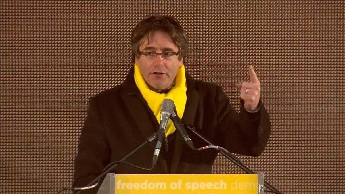Puigdemont reclama investigar las amenazas a él y a Iglesias de un hombre subido un tanque
