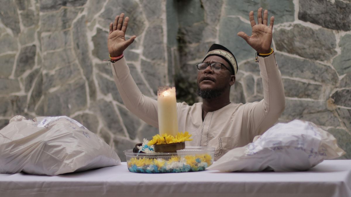 Líder espiritual yoruba bendice los esfuerzos de búsqueda
