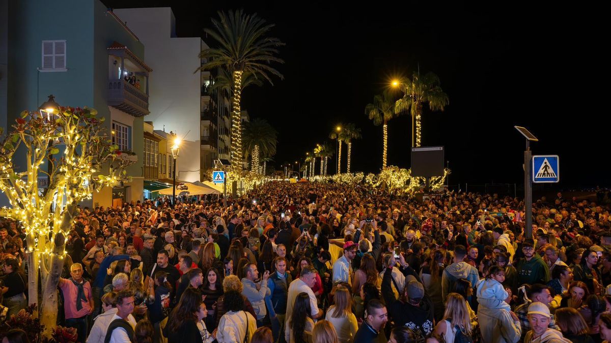 En la noche de  este  sábado, Santa Cruz de La Palma encendió la Navidad con un espectáculo de luz y color de 300 drones ante 20.000 personas