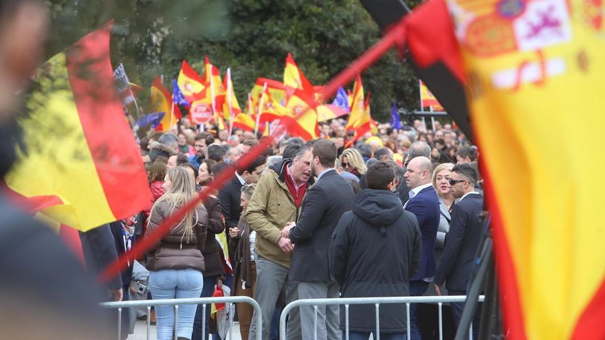 Archivo - Ciudadanos manifestándose en la Plaza de Colón en febrero de 2019.