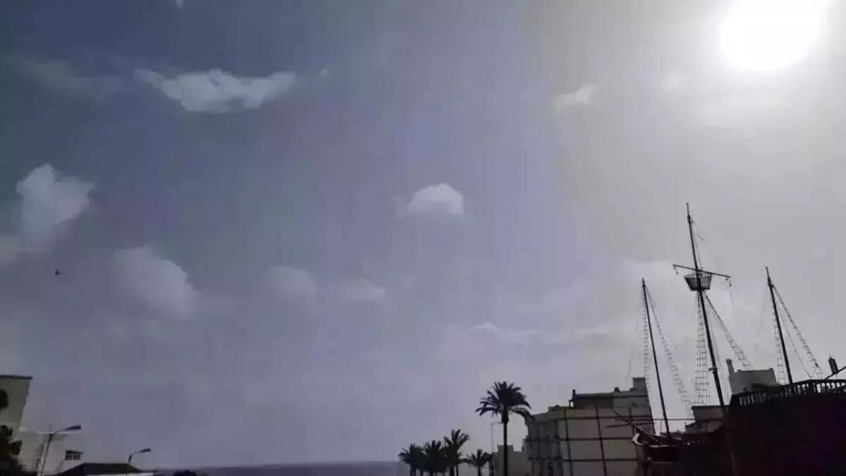 Imagen de archivo de un día poco nuboso y ligera calima en el este de La Palma. Imagen captada desde Santa Cruz de La Palma.