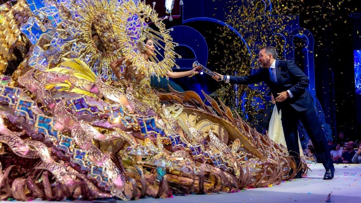 El alcalde de Santa Cruz de Tenerife, José Manuel Bermúdez, entrega el cetro de Reina del Carnaval de Santa Cruz de Tenerife.