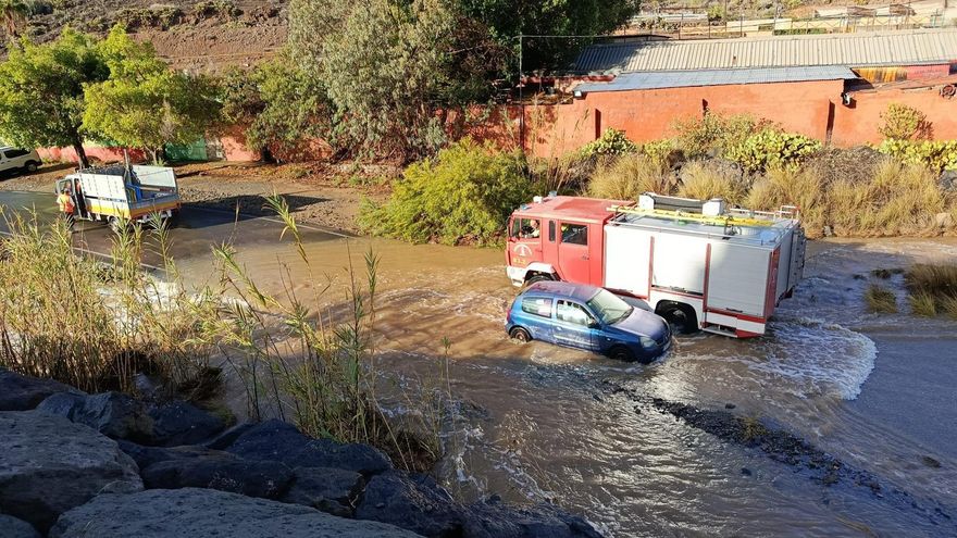 Crecida del cauce de barrancos a su paso por San Bartolomé de Tirajana.