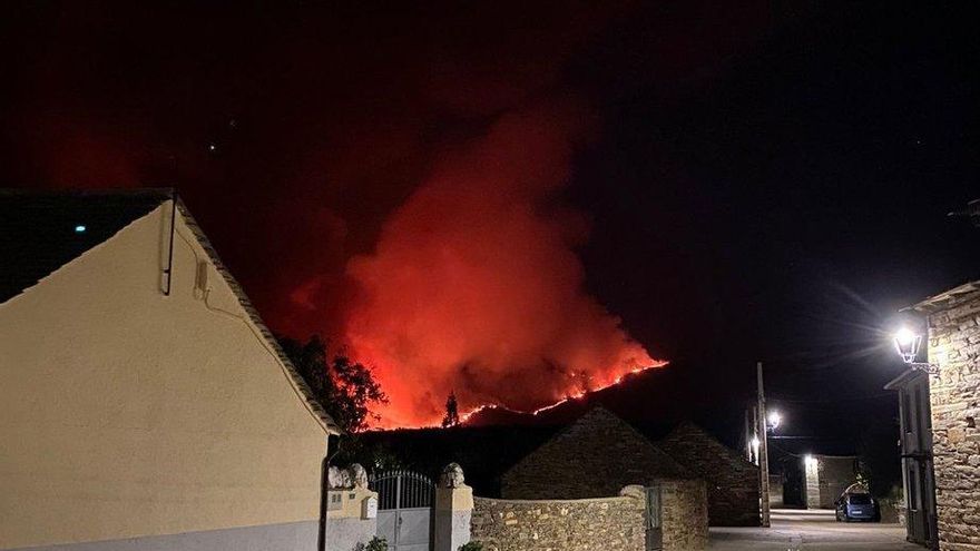 El incendio en un campo de tiro de León se descontrola tras seis días activo y supera el recinto militar