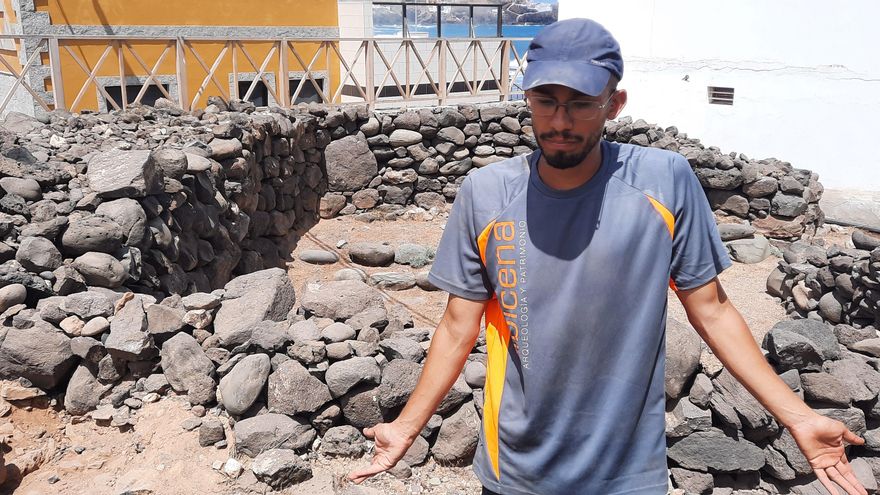 Róber Gomes, coordinador de la intervención arqueológica; detrás, el tagoror existente en el yacimiento de La Guancha