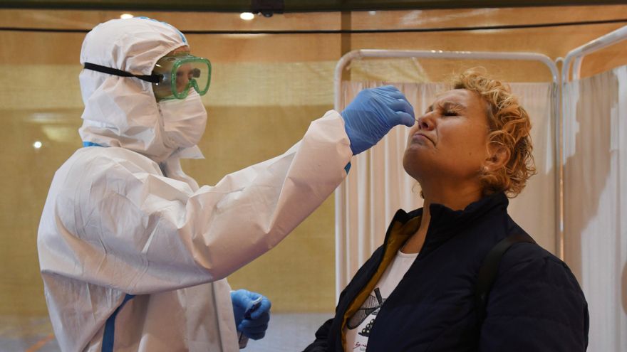 Personal sanitario realiza pruebas PCR. EFE/J.Casares/Archivo
