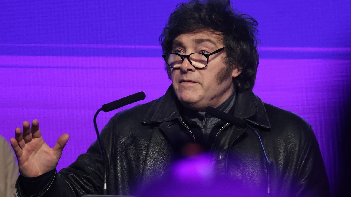 Javier Milei, durante el discurso en el búnker de LLA tras la derrota electoral.