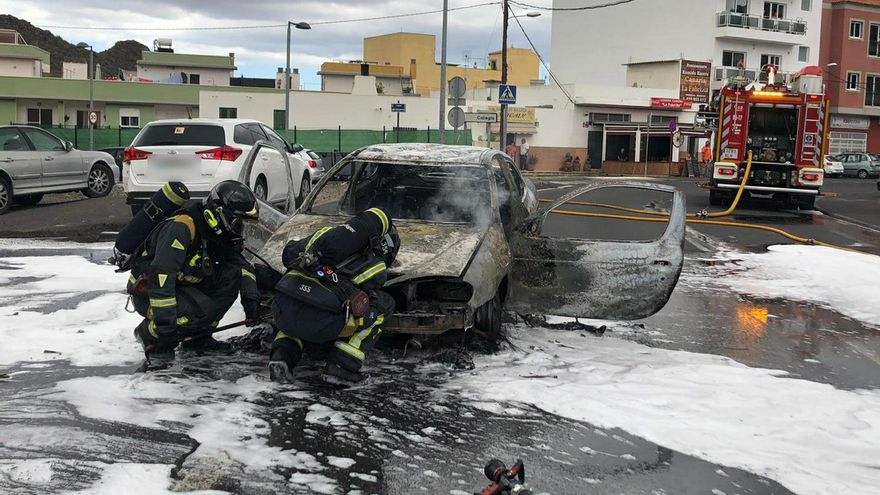 El de San Miguel necesitó de la utilización de espuma debido a la intensidad de las llamas, las cuales afectaron en especial a la parte delantera.