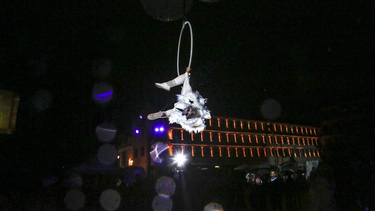 Espectáculo aéreo en la plaza de la Corredera