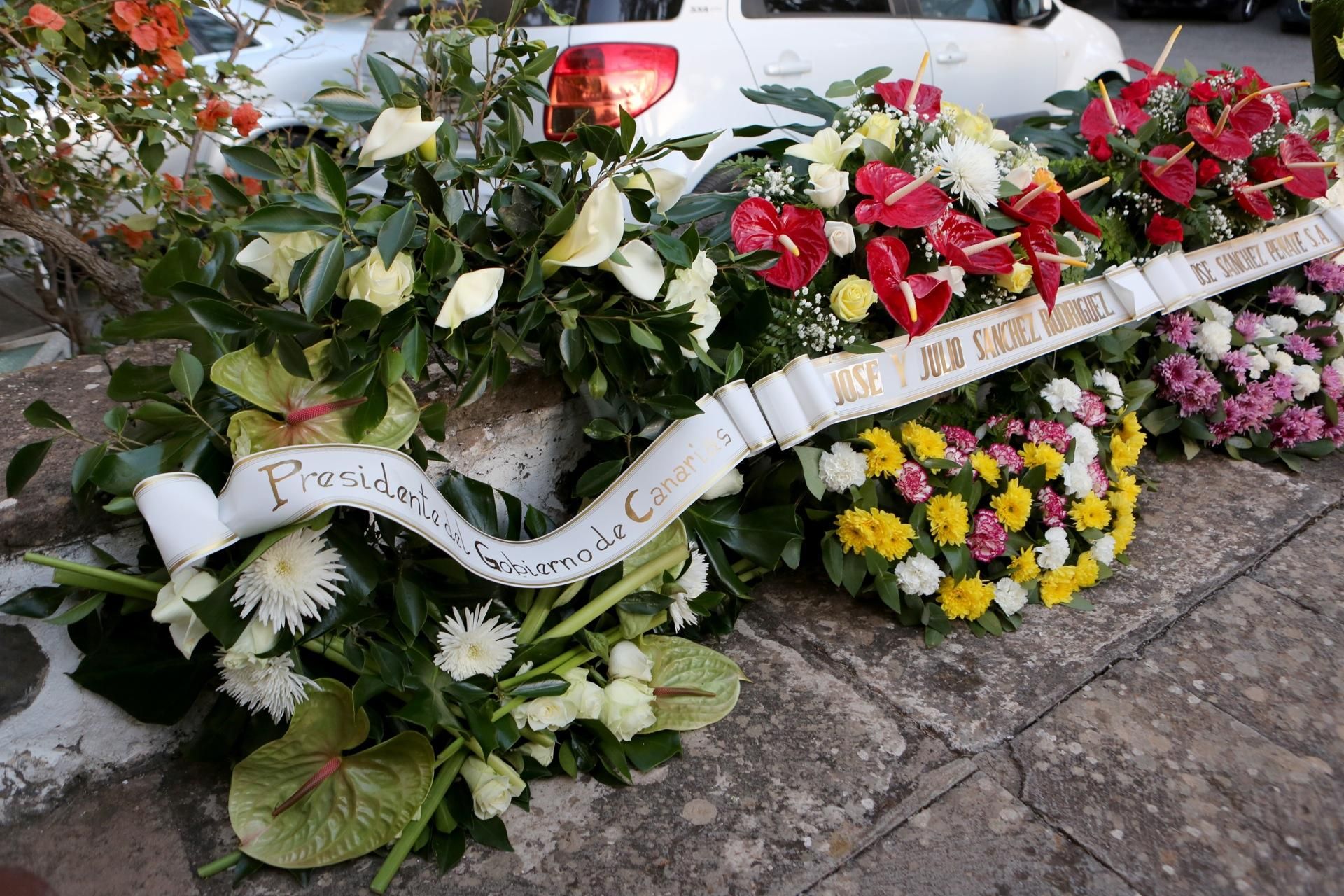 Corona de flores en homenaje a Antonio Bethencourt Massieu.
