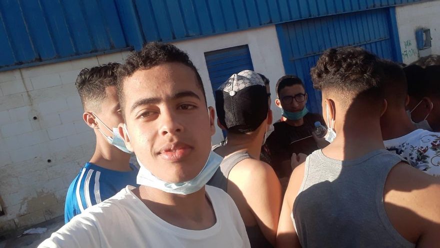 Los retornos que niega Marlaska: "Me devolvieron en fila junto a cientos de menores tras una noche en Ceuta"