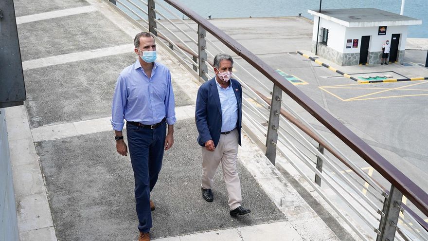 Los reyes pasan por Cantabria entre 'vivas' a la República y a la Monarquía