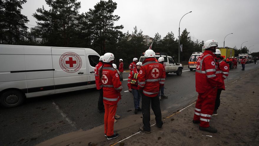 Un convoy de la Cruz Roja ucraniana llega a Irpin, el 2 de abril de 2022