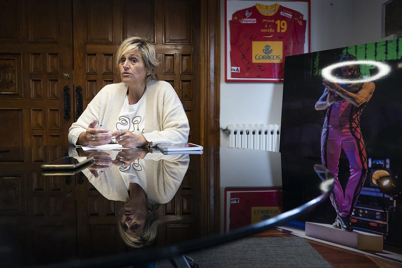 Bolado, en su despacho, con algunos recuerdos de su etapa como alcaldesa..