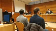 El director y el administrador de ACOR en Olmedo (Valladolid), sentados en el banquillo.