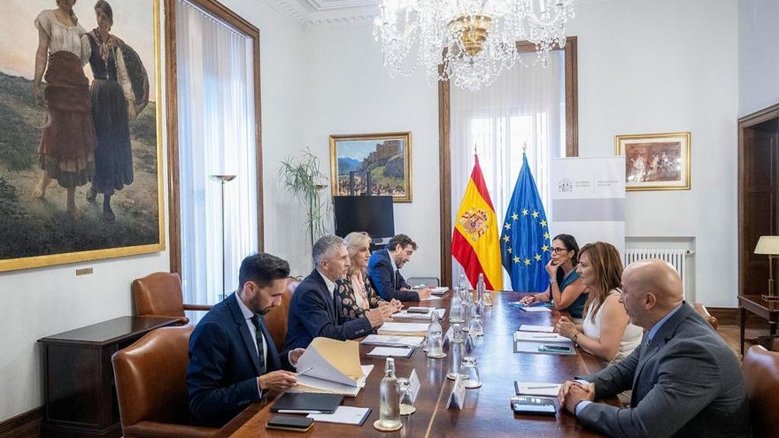 Interior estudiará mejoras en la información en materia migratoria y Canarias insiste en crear un mando único